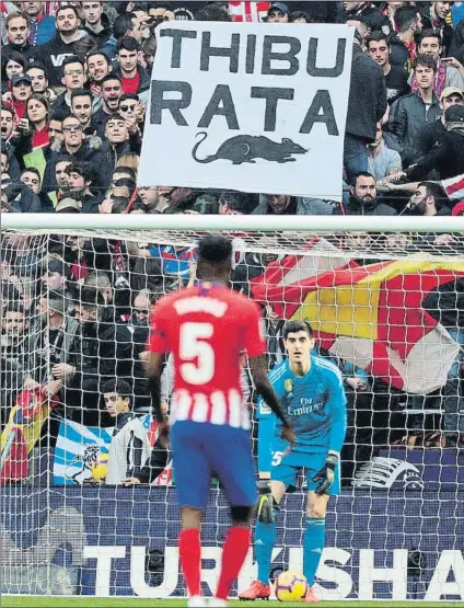  ?? FOTO: EFE ?? Courtois fue recibido en el Wanda con una pancarta que la tachó de ‘rata’ La afición del Atleti no perdona su fichaje por el eterno rival