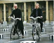  ??  ?? PASSEGGIAN­DO IN BICICLETTA L’artista in bici con Sting (a sinistra). Le due ruote sono l’unico sport di Summers, che però si obbliga a pedalare molto lentamente.