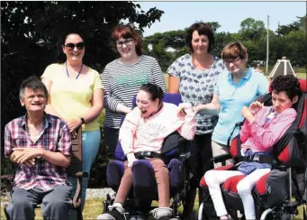  ??  ?? Denis Galvin, Hazel O’Connor, Lisa Looney (back) Maura Mannix, Maura Spillane, Patricia Cahill and Breda Healy in Oaktree at St Mary of the Angels, Beaufort.