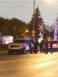  ?? PHOTO AGENCE QMI, GUY MARTEL ?? La police de Québec recherchai­t lundi soir dans le secteur Vanier un fuyard en lien avec un délit de fuite survenu à Neuville plus tôt dans la journée.