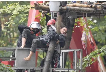  ?? FOTO: AP ?? Einsatzkrä­fte holen eine Aktivistin per Hebebühne von einem Baum.