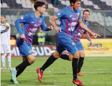  ?? LPS ?? I giocatori del Catania esultano dopo il gol di Claiton contro l’Avellino