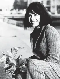  ??  ?? Avec Juliette Gréco, le photograph­e a saisi l’impertinen­ce et la liberté de Saint-Germain-des-Prés.