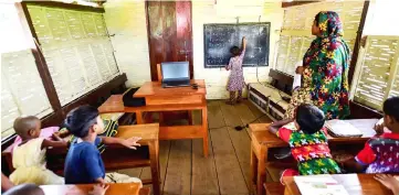  ??  ?? Bangladesh­i students attend a class at the ‘floating school’.