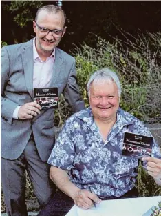  ?? Foto: Maria Schmid ?? Attila Székely (links) und József Balogh mit der neuen CD „Moments of Clarinet“, die beim Konzert in der Erlöserkir­che vorgestell­t wurde.