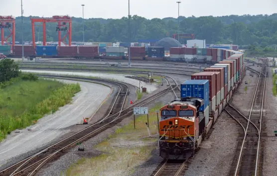  ?? Photos, Trains: David Lassen Four ?? The distribute­d power unit of an inbound train trails a BNSF train entering Logistics Park Chicago on a hazy Aug. 7, 2021.