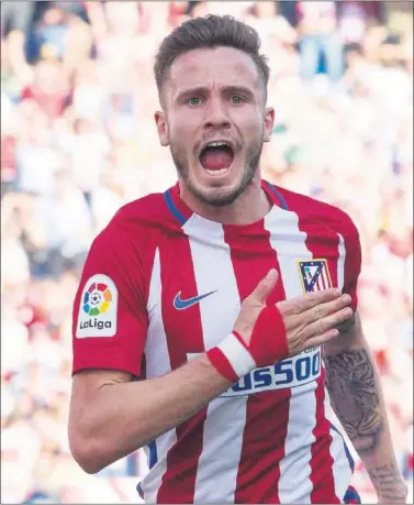  ??  ?? ATLÉTICO. Saúl se señala el escudo en un partido con el Atlético. El futbolista es feliz en su club.