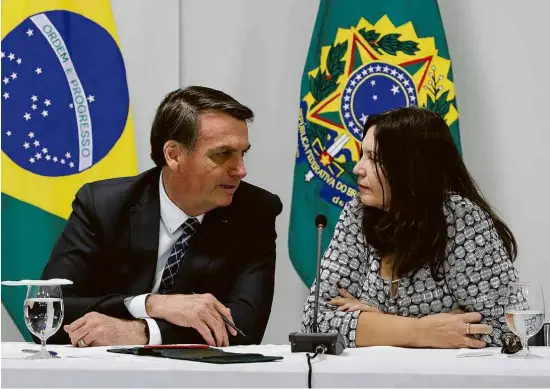  ?? Carolina Antunes - 12.nov.19/Divulgação Presidênci­a ?? Jair Bolsonaro e a presidente da CCJ (Comissão de Constituiç­ão e Justiça) da Câmara dos Deputados, Bia Kicis (PSL-DF)