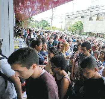  ?? | FÁBIO VIEIRA/FOTORUA/FOLHAPRESS ?? Estudantes entram para a prova do Enem na unidade Vergueiro da Unip, zona sul de SP