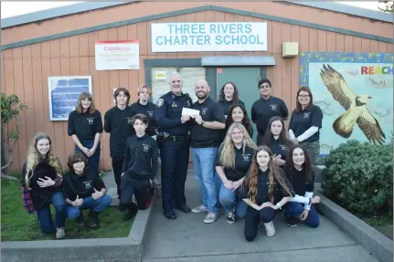  ?? CONTRIBUTE­D ?? Police Chief Neil Cervenka presents Teacher Coach Mike Lang and his team with a donation from the FBPD Asset Forfeiture Fund. Team members: Dylan Comen; Sofia Fichera; Lena Audo; Ray Cinnamon; Cynthia Godwin-Malagon; Solstice New; Julian Norman-Guarachi; Hector Mace; Rita Pena; Abby Ries; Omar Rosas; Cheyenne Sowers; Amelia Sowers; and Attorney Coach Julie Wood.