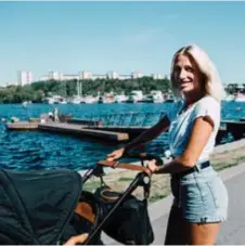  ??  ?? GOD STÄMNING. Linn Otterbeck, 28, bor i området och är dagligen vid Hornsbergs strand. Hon ser inget negativt med att folk är högljudda och spelar musik så länge de är glada.