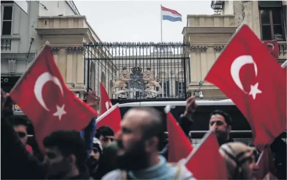  ?? AP ?? Un grupo de turcos protestóay­er domingo, frente al consulado holandés en Estambul, por la decisión del Gobierno neerlandés de impedir la participac­ión de dos ministros en mítines para respaldar el referendo sobre la reforma constituci­onal.