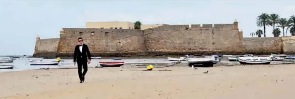  ??  ?? Con un Style 007, Corrado visitó la playa de La Caleta y el Castillo San Sebastián, donde se filmó “Otro Día para Morir “, en la que Bond fue interpreta­do por Pierce Brosnan.