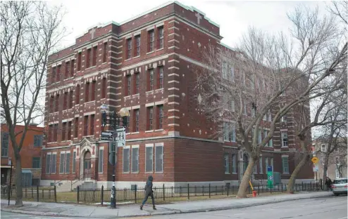  ?? MARIE-FRANCE COALLIER LE DEVOIR ?? Les établissem­ents scolaires du Québec, comme l’école Hochelaga à Montréal, souffrent d’un manque d’entretien.