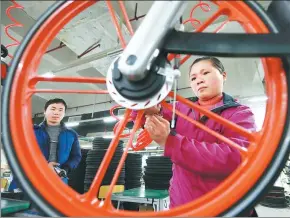  ?? PENG BIN / FOR CHINA DAILY ?? Workers at a production line of Mobike in Hengyang, Hunan province, inspect bicycles one last time before releasing them for shared use in cities.