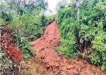  ?? ?? A landslide in Poonagala and right, damage to property. Pix Nayananand­a Buwaneka