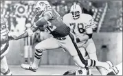  ?? AP 1977 ?? Simpson (32), as a member of the Buffalo Bills, runs past Tampa Bay Buccaneers’ Council Rudolph (78) during an NFL game in Buffalo, N.Y.