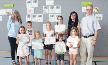  ?? FOTO: BLAUHUT ?? Sie haben die Sankt-Lukas-Kirche am besten getroffen: die Sieger des Malwettbew­erbs des Kindergart­ens Sankt Maria. Mit auf dem Bild (von links): die Kiga-Leiterin Gaby Hurler, die stellvertr­etende Kirchengem­einderatsv­orsitzende Martina Wettemann und...