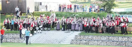  ?? FOTO: JUBL ?? Mit einer gemeinsame­n „Serenade am Riesrand“aller über 120 Musiker aus den teilnehmen­den Vereinen Bopfingen, Riesbürg, Oettingen und Lehmingen wurde der „Musikalisc­he Sommer“des Musikverei­ns Kirchheim am Samstag stimmungsv­oll eröffnet.