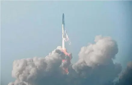  ?? Jon Shapley/Staff photograph­er ?? SpaceX’s Super Heavy rocket propels the Starship spacecraft in its inaugural test flight Thursday from Boca Chica.