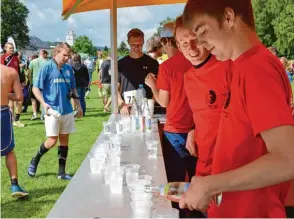  ?? Foto: Oliver Reiser ?? Michaela Schuster, die Sportbeauf­tragte des Landratsam­tes, rät den Läufern die eigene Leistungsg­renze zu achten und Flüssigkei­tsverluste auszugleic­hen. Es wird überall Wasser Tankstelle­n geben.