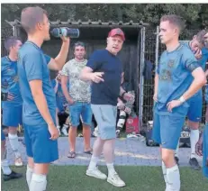  ?? FOTO: HOLZHAUSER ?? Paukenschl­ag in der Winterpaus­e beim Spitzenrei­ter der Fußball-Landesliga Ost: Lars Knobloch (Mitte) ist überrasche­nderweise nicht mehr Trainer der Spvgg. Einöd-Ingweiler.