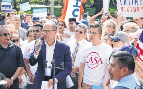  ?? FOTO SUMINISTRA­DA ?? El presidente del Partido Demócrata, Tom Pérez, trata de movilizar a la base para ganar escaños en noviembre próximo.