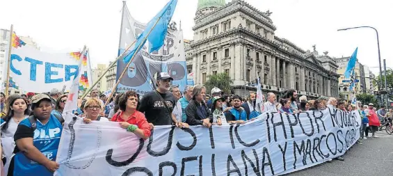  ?? LUCIANO THIEBERGER ?? Justicia. Manifestan­tes marchan ayer, frente al Congreso, en reclamo por las muertes de Rodolfo Orellana y Marcos Jesús Soria.