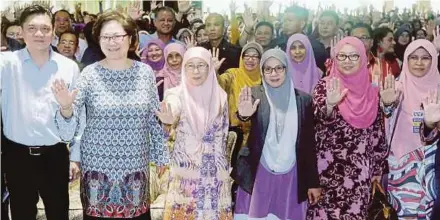  ?? ROSMAH TUAH PIC BY MALAI ?? Deputy Prime Minister Datuk Seri Dr Wan Azizah Wan Ismail and Sabah Deputy Chief Minister Christina Liew at the launch of the ‘Stop Pornograph­y’ seminar in Tuaran yesterday.