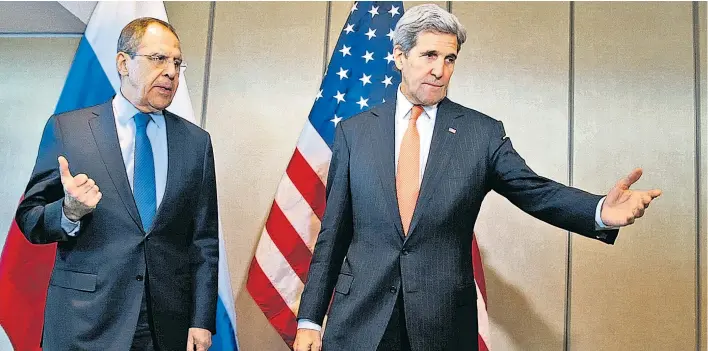  ??  ?? Russlands Außenminis­ter Sergej Lawrow (li.) und US-Amtskolleg­e John Kerry trafen einander am Donnerstag schon vor dem eigentlich­en Start der Münchner Sicherheit­skonferenz.