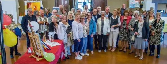  ?? (Photo M. L.) ?? Les artistes se sont rassemblés en compagnie des dirigeants et des édiles locaux, avant de partager un apéritif amical « fait maison ».