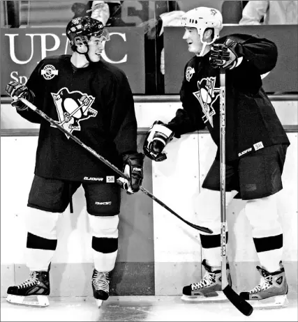  ?? JASON COHN/REUTERS ?? Sidney Crosby shares a joke with Penguins teammate — and landlord — Mario Lemieux during a break in practice at the Mellon Arena.