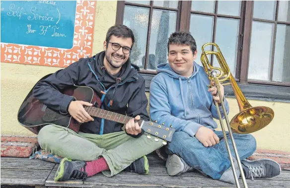  ?? FOTO: SUSI DONNER ?? Die beiden Lindauer Musiker Mario Hamann (links) und David Heuß freuen sich auf ihr Heimspiel am Freitag im Zeughaus.