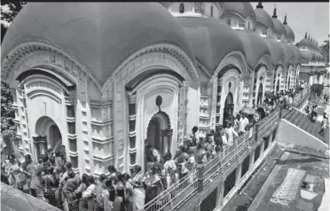  ?? — PTI ?? Devotees wait in queue to perform abhishek of Lord Shiva at Dakshinesw­ar Temple in Kolkata on Shiva Shashthi on Thursday.