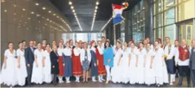  ??  ?? Zastupnica Dubravka Šuica s folklornim ansamblom Linđo iz Dubrovnika