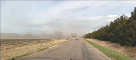  ?? Donnis Hueftle-Bullock ?? Extremely dry conditions combined with high winds makes not only optimal fire conditions but also sometimes hazardous driving conditions. Pictured above, dust blows south across the Callaway River Road, obscuring visibility.