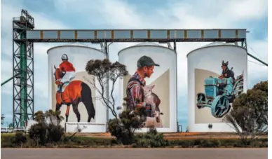  ??  ?? Die Helden der Landwirtsc­haft zieren als Murals die Silos in Westaustra­lien.