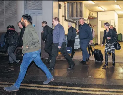  ?? / T. A. (EFE) ?? Agentes del Comisionad­o de la Informació­n registran la sede de Cambridge Analytica, ayer en Londres.