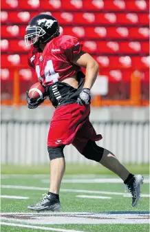  ?? Colleen De Neve/Calgary Herald ?? With Jon Cornish almost certainly to miss the Argo game on Saturday, Stampeders running back Matt Walter carried the ball during Tuesday’s practice at McMahon Stadium.