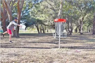  ?? CITY OF CLERMONT ?? Shaun Chambers of Windermere plays disc golf at Champions Pointe in Lake Hiawatha Preserve.