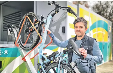  ?? FOTO: STEPHAN KÖHLEN ?? 20 neue Fahrradbox­en gibt es am Gruitener Bahnhof. Michael Kutscha ist Projektlei­ter beim Tiefbauamt.