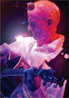  ?? ?? Peter Hammill sul palco della Salumeria della Musica a Milano, 14 novembre 2017.