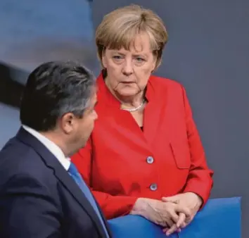  ?? Foto: Michael Kappeler, dpa ?? SPD-Vizekanzle­r Sigmar Gabriel und CDU-Chefin Angela Merkel: Die Kandidaten­frage ist für beide Koalitions­parteien zu einem leidigen Thema geworden.