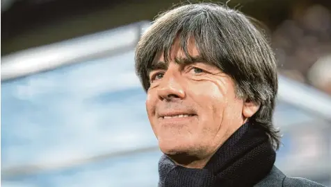  ?? Foto: Thorsten Wagner, Witters ?? Das Lachen ist Joachim Löw auch nach dem 2:2 gegen Frankreich nicht vergangen. Für die Weltmeiste­rschaft in Russland kann der 57 Jährige aus einem Überangebo­t an ta lentierten Kickern wählen.