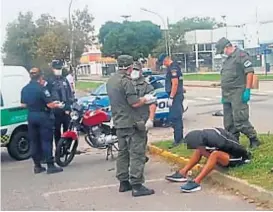  ??  ?? Arrebatado­r. Un joven fue detenido por Gendarmerí­a en la avenida Juan B. Justo, de la ciudad de Córdoba.