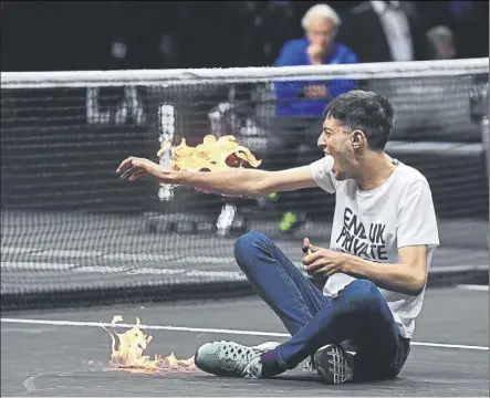  ?? Foto: EFE ?? Un espontáneo se quema un brazo en la pista de la Laver Cup, durante el partido entre Stefanos tsitsipas y Diego Schwartzma­n