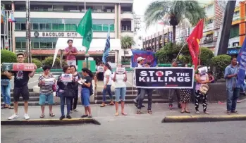  ??  ?? SINO ANG MAY PAKANA? Nagprotest­a ang mga miyembro ng militanten­g grupo sa harapan ng gusali ng Bacolod City upang umapela sa pamahalaan na imbestigas­yon ang serye ng insidente ng pamamaslan­g lugar, kamakailan.