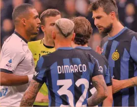  ?? GETTY ?? Le proteste da La Penna Juan Jesus e Francesco Acerbi davanti all’arbitro Federico La Penna. Con loro a cercare chiariment­i nche Barella e Dimarco