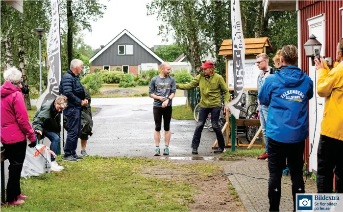  ?? Bild: Håkan Johansson ?? Efter 19 varv var Henrik Bengtsson ensam kvar av de falkenberg­are som startade i Roadrunner­s Backyard ultra. Han körde på tills han uppnådde sin dröm – 30 varv.
Se fler bilder på