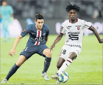  ?? FOTO: EFE ?? Camavinga pugna por la pelota ante Ander Herrera en un duelo de Ligue 1 ante el Paris Saint-Germain